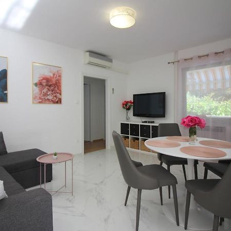 Modern Apartment Sabina With Nice Garden Poreč Dış mekan fotoğraf