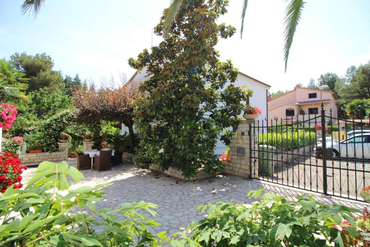Modern Apartment Sabina With Nice Garden Poreč Dış mekan fotoğraf